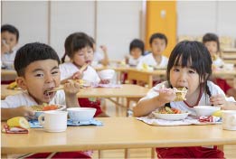 保育教諭の一日、給食介助